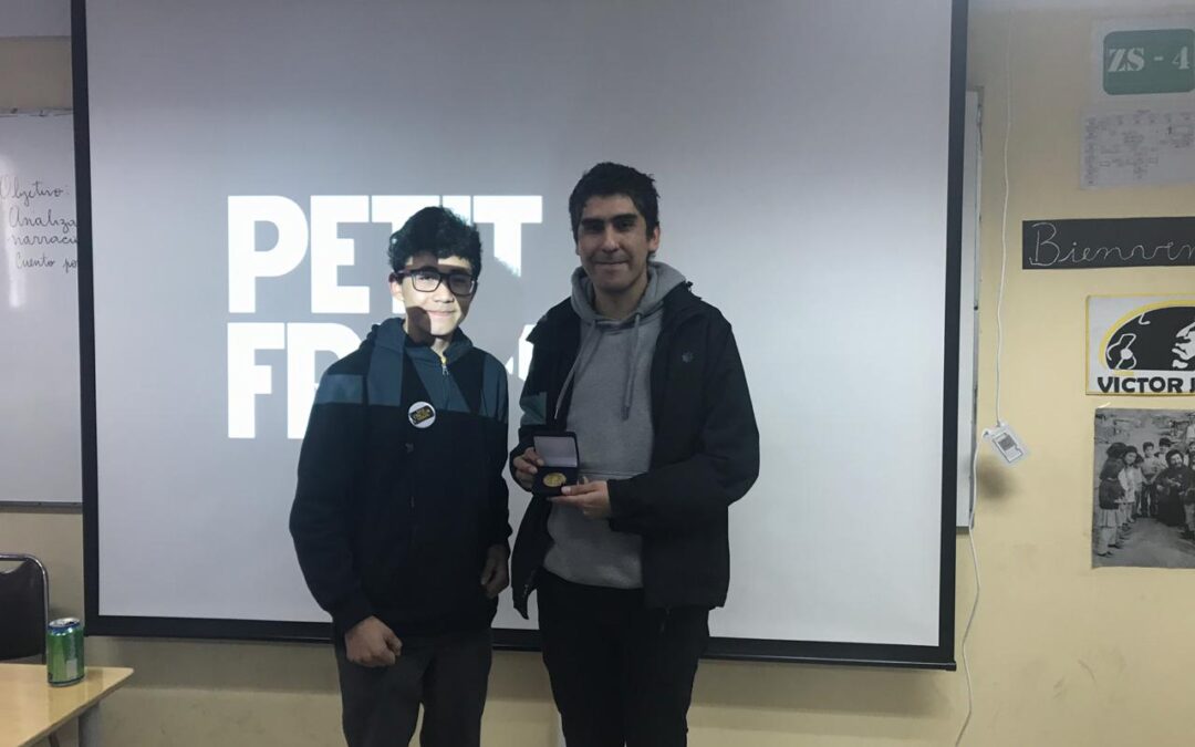 Estudiantes del Liceo Víctor Jara de La Pintana recibieron al director de Petit Frère