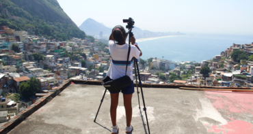 Adriana Fresquet estará en Chile para conversar con profesores y profesoras del país acerca de su experiencia llevando el cine a escuelas y comunidades en Brasil.