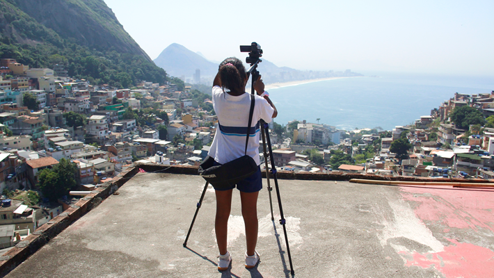 Adriana Fresquet estará en Chile para conversar con profesores y profesoras del país acerca de su experiencia llevando el cine a escuelas y comunidades en Brasil.