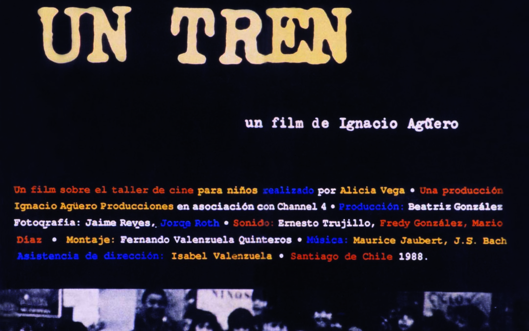 Cien niños esperando un tren